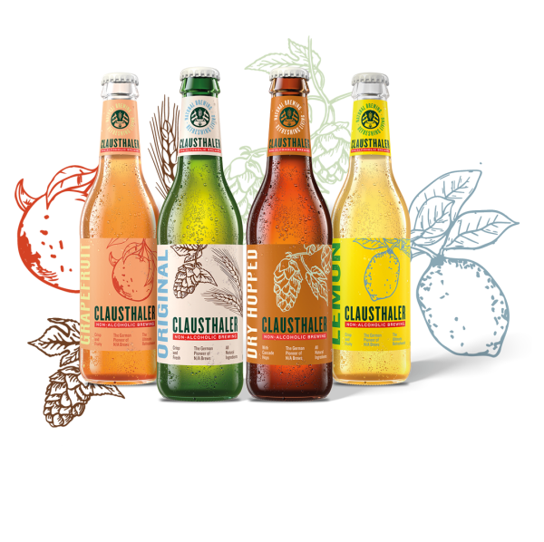 Cuatro botellas de cerveza sin alcohol con etiquetas coloridas y diseños de lúpulo aparecen frente a hojas estilizadas.