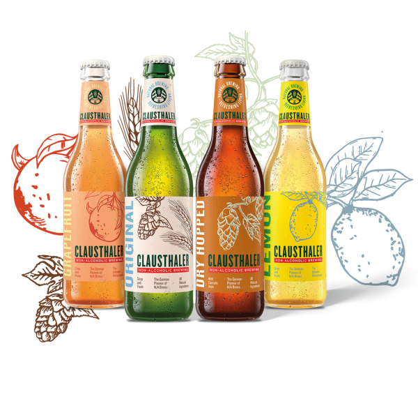 Quatre bouteilles de bière sans alcool aux étiquettes colorées et motifs de houblon devant des feuilles stylisées.
