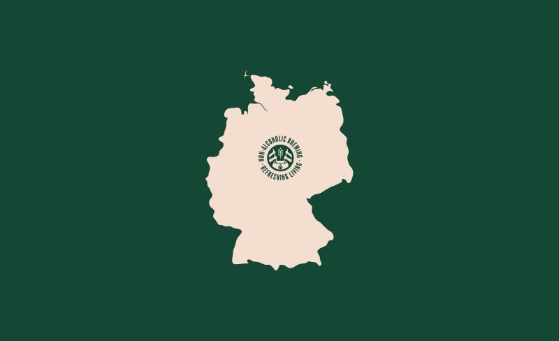 Eine grüne Karte von Deutschland mit einem runden Logo in der Mitte, das eine alkoholfreie Getränkemarke darstellt.